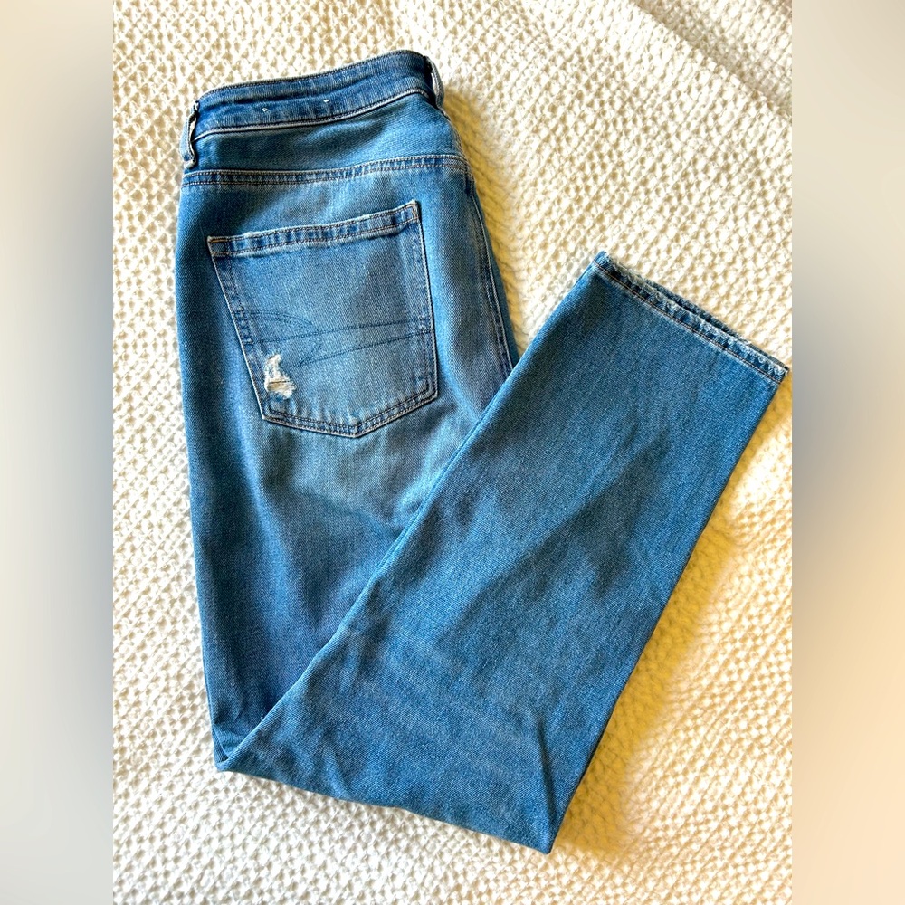 American Eagle high rise Mom Jean